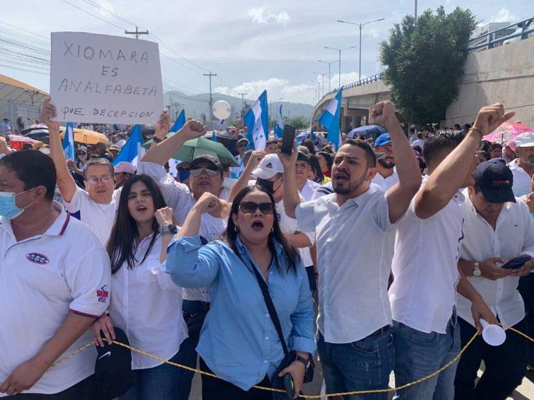 Entre denuncias de sabotaje y camisas blancas: masiva protesta del Bloque de Oposición Ciudadana