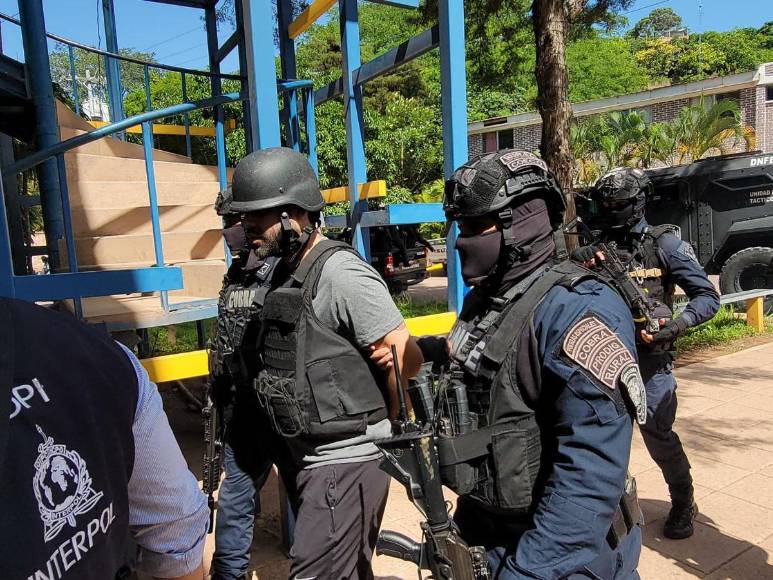 Bajo resguardo policial: así fue la primera audiencia de Gilbert Reyes en Honduras