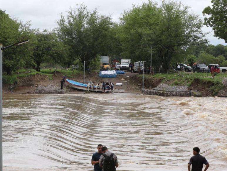 Enfermos cruzan en balsas: dramática situación por inundaciones en el sur de Honduras