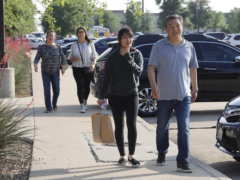 “Escuchamos estallidos... estaba cubierto de sangre”: Detalles del mortal tiroteo en Texas