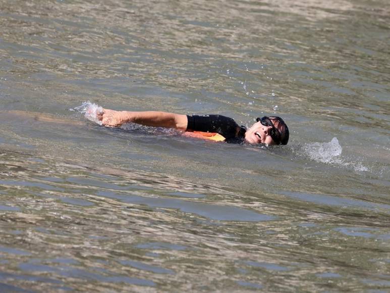 Anne Hidalgo, alcaldesa de París, nada en Río Sena para confirmar descontaminación