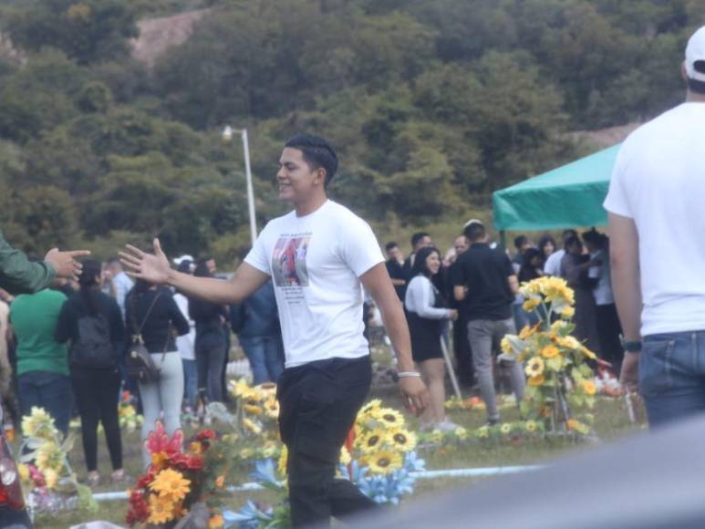 Con flores y camisas memorables, familiares y amigos despiden a Kevin Cáceres