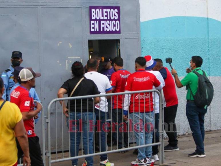 Ambientazo se vive en el Chelato Uclés durante el clásico Olimpia vs Motagua