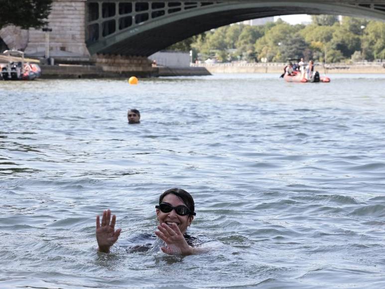 Anne Hidalgo, alcaldesa de París, nada en Río Sena para confirmar descontaminación