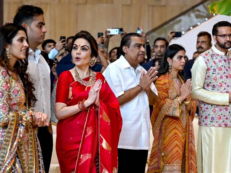 Familia más rica de Asia organiza bodas masivas antes del millonario enlace de su hijo