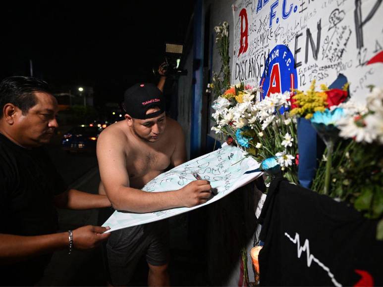 Imágenes del homenaje que rindieron a víctimas de estampida en estadio de El Salvador