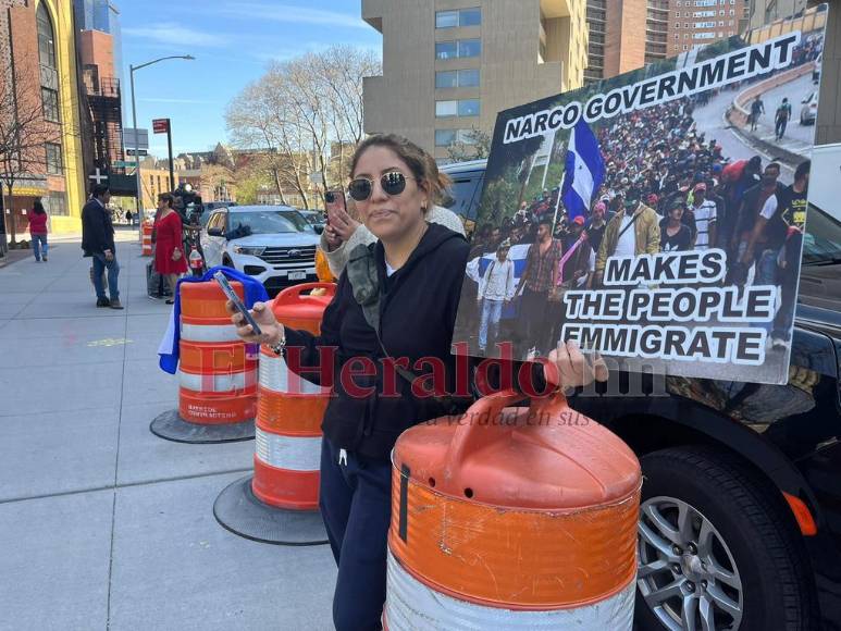 Hondureños protestan afuera de la corte en NY durante audiencia de JOH