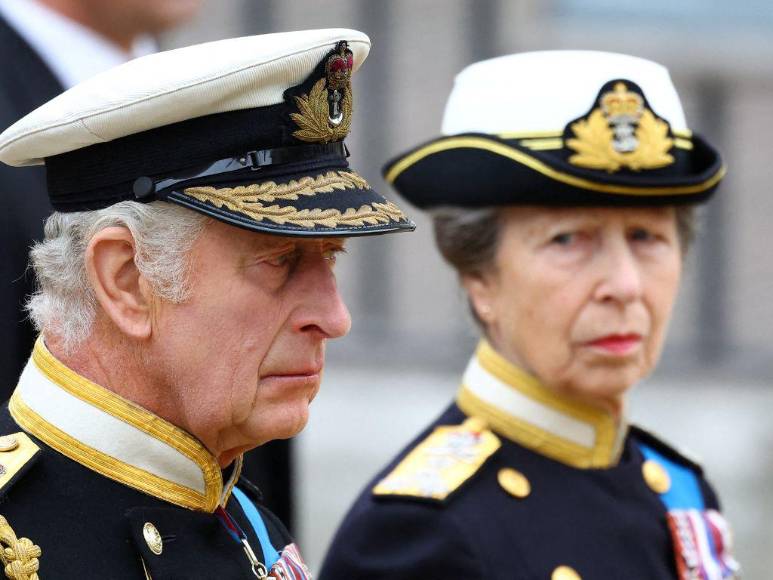 Papel de baño y frutas que no comerá: las extrañas exigencias del rey Carlos III