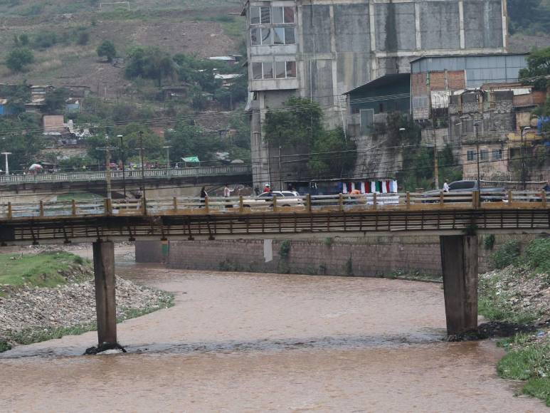Los ríos de la capital permanecen en calma pese a fuertes lluvias