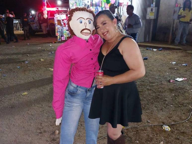 Mujer brasileña casada con muñeco “dio a luz a gemelas en parto normal”