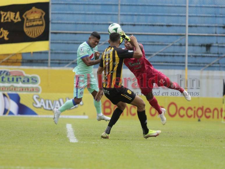 Emociones, trámite parejo y sufrimiento en la banca: Así se vivió el empate entre Real España y Motagua