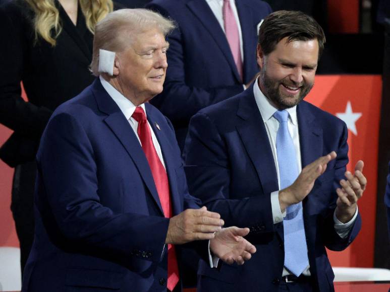 Entre aplausos y con la oreja vendada: Trump asiste a convención republicana