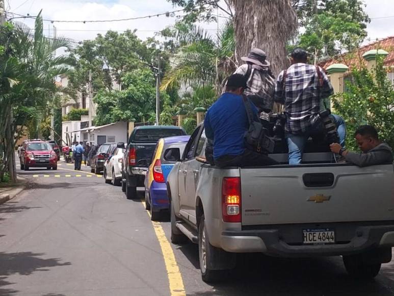 “¡Viva Juan Orlando!”, así llegan personas a la casa de Ana García tras sentencia de JOH