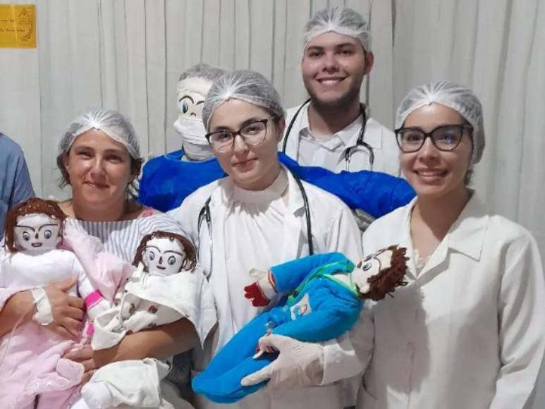 Mujer brasileña casada con muñeco “dio a luz a gemelas en parto normal”