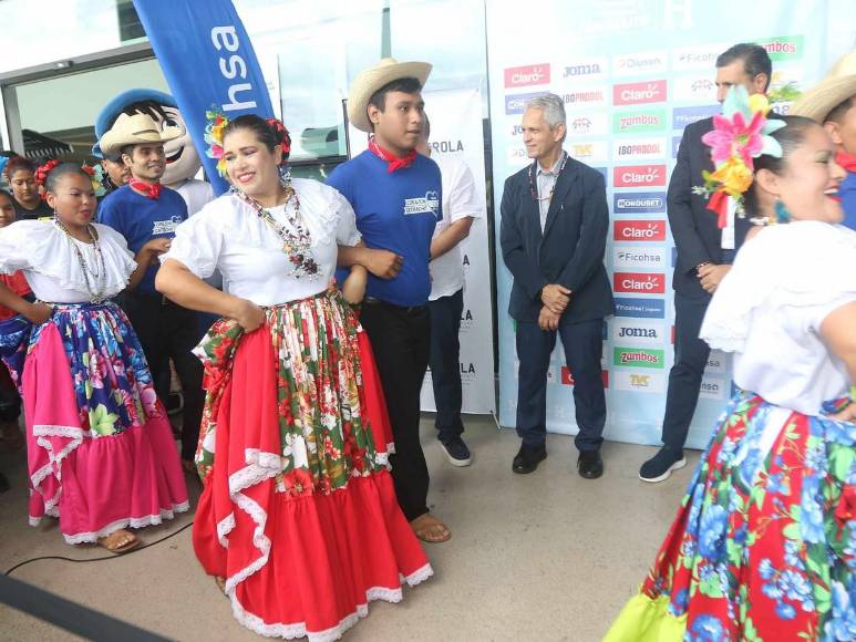 Autógrafo especial, regalo inesperado y algarabía: lo que no se vio de la llegada de Reinaldo Rueda a Honduras