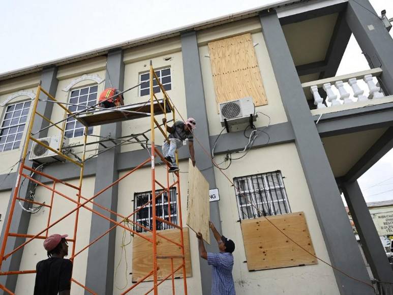 Belice se prepara para embate del huracán Lisa tras su paso por zona insular de Honduras