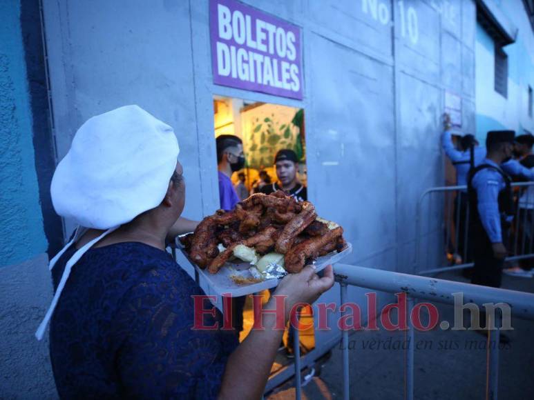 Ambientazo se vive en el Chelato Uclés durante el clásico Olimpia vs Motagua