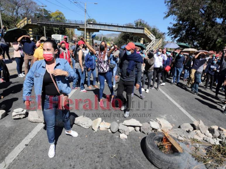 Maestros bloquean calles tras suspensión del proceso de nombramiento docente (Fotos)