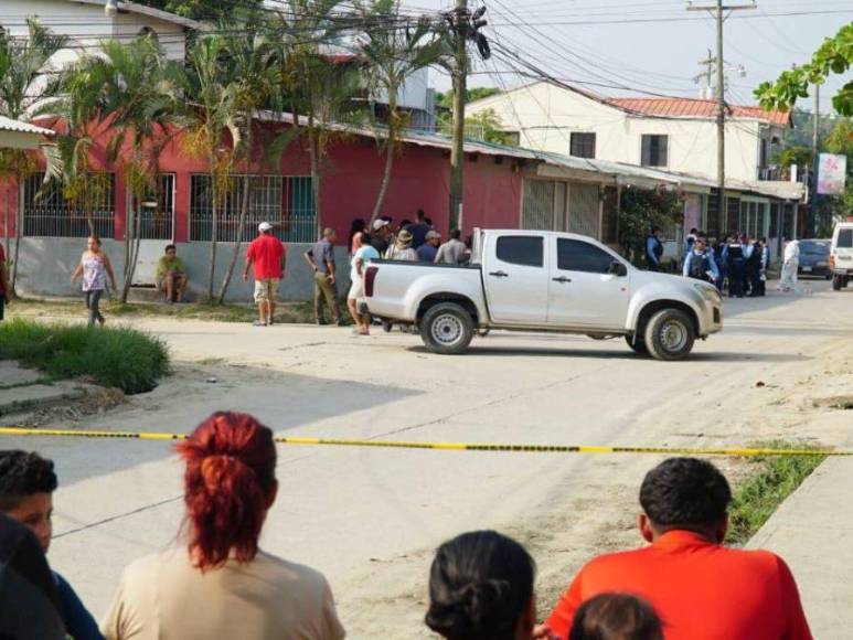Cuatro hombres y una mujer fueron asesinados mientras departían frente a una vivienda: lo que se sabe de la masacre en San Pedro Sula