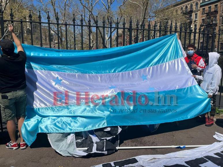 Hondureños protestan afuera de la corte en NY durante audiencia de JOH