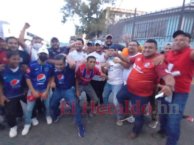 Ambientazo se vive en el Chelato Uclés durante el clásico Olimpia vs Motagua
