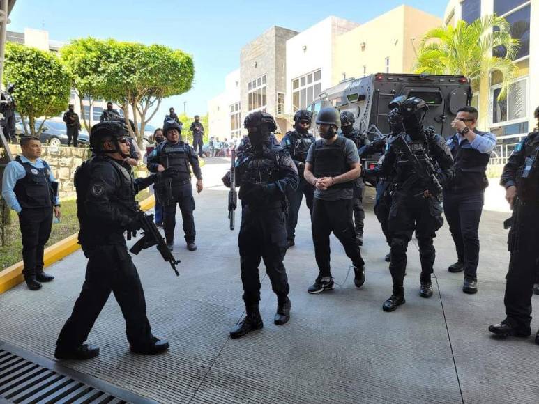 Bajo resguardo policial: así fue la primera audiencia de Gilbert Reyes en Honduras