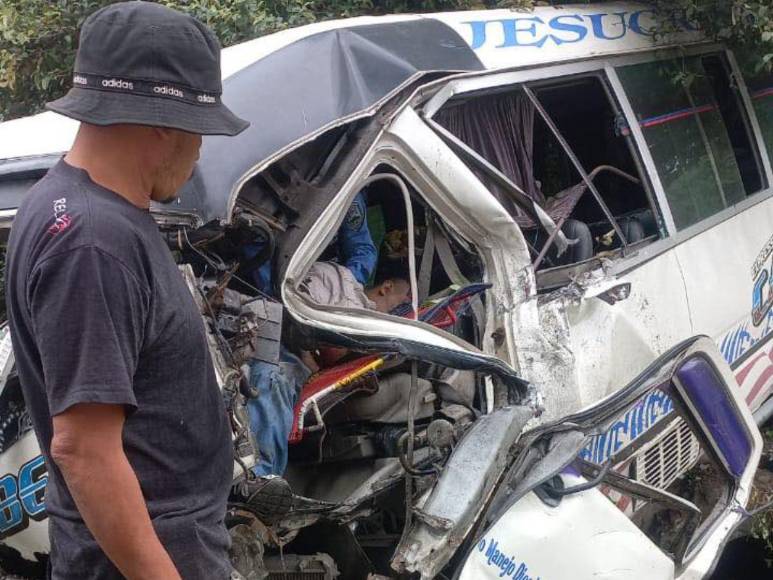 Un hombre muerto y siete heridos: Imágenes del accidente en Choloma