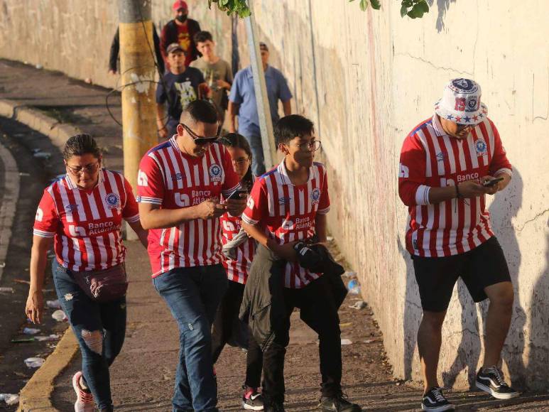 ¡Llegó el bicampeón! La impresionante entrada de la Ultra Fiel para el debut de Olimpia ante Real España