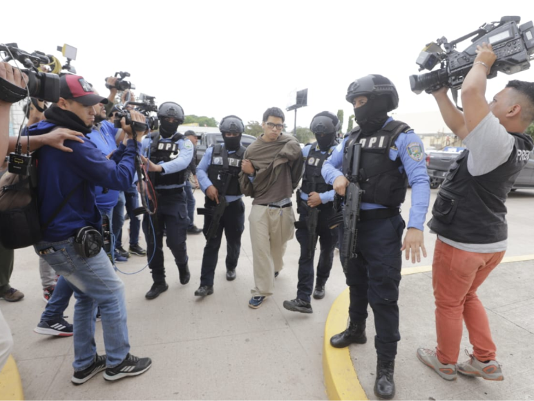 Con “señas de la 18” y patadas, así fue trasladado sexto acusado por crimen en mudanza