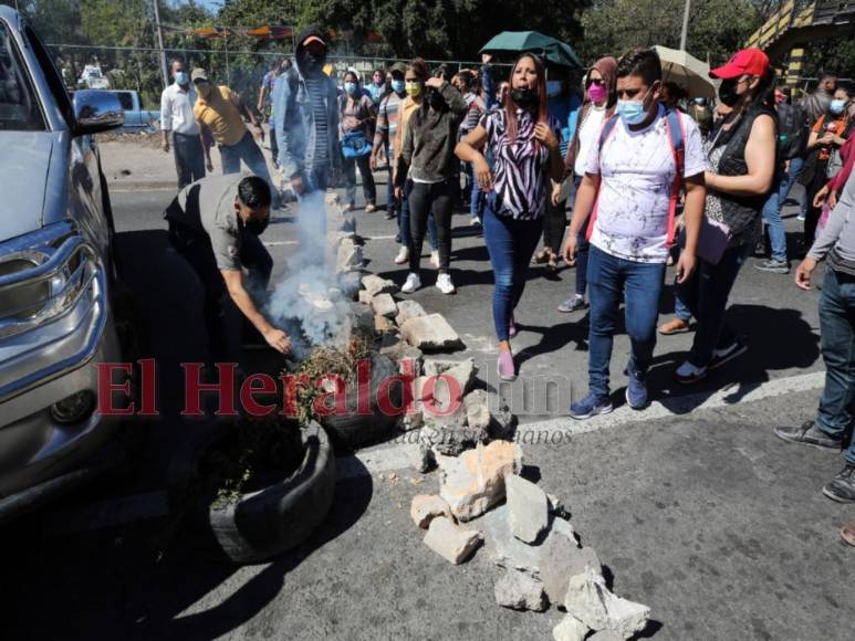 Maestros bloquean calles tras suspensión del proceso de nombramiento docente (Fotos)