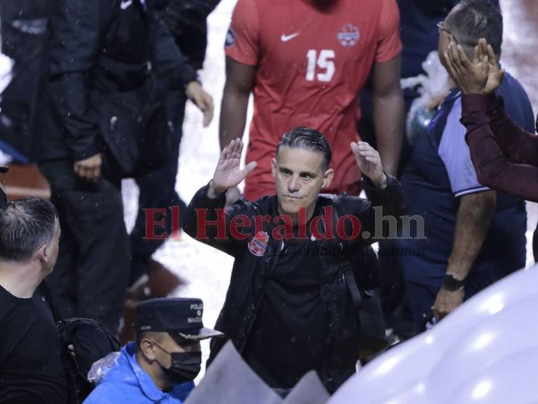 Insultos y golpes: Así fue la pelea entre Diego Vázquez y el técnico canadiense al finalizar el partido (FOTOS)