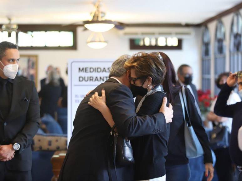 Grandes personalidades y amigos llegan al funeral del excomisionado Ramón Custodio López