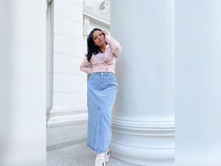 Así es Kerlyn, modelo y una de las hermanas de Cesia Sáenz más parecida a la cantante