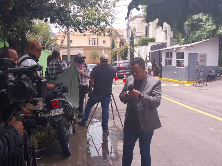 “¡Viva Juan Orlando!”, así llegan personas a la casa de Ana García tras sentencia de JOH