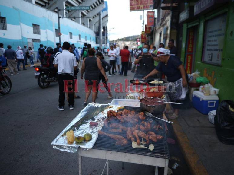 Ambientazo se vive en el Chelato Uclés durante el clásico Olimpia vs Motagua