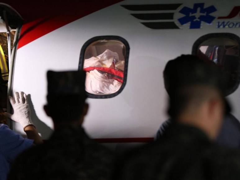 Conectados a cables y monitores: así fue el dramático traslado de los miembros de la Naval a México