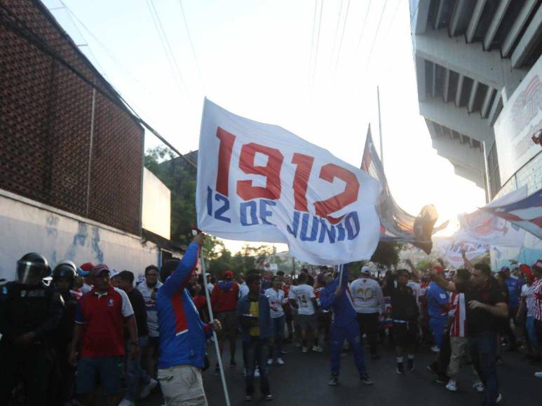 ¡Llegó el bicampeón! La impresionante entrada de la Ultra Fiel para el debut de Olimpia ante Real España
