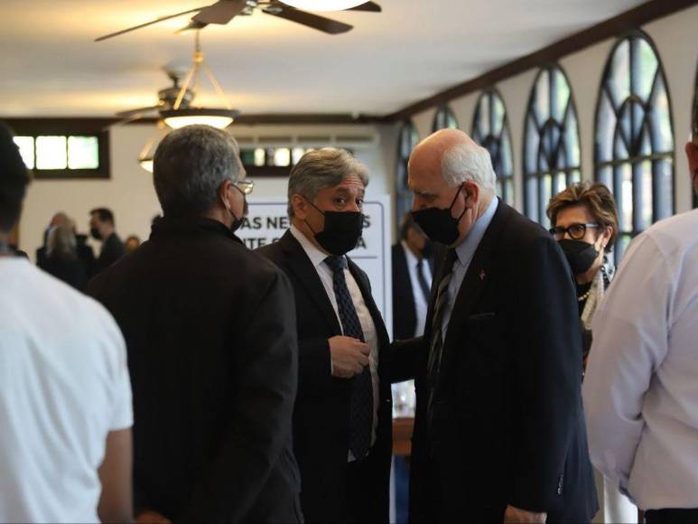 Grandes personalidades y amigos llegan al funeral del excomisionado Ramón Custodio López
