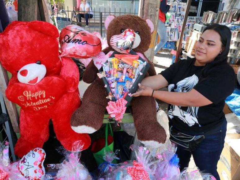 Flores, chocolates y peluches: calles de Tegucigalpa se llenan de detalles previo al Día de San Valentín