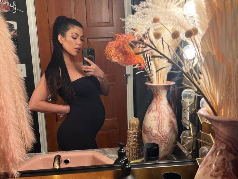 Las sensuales fotos de Kourtney Kardashian presumiendo su embarazo a sus 44 años