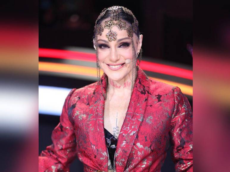 Excéntricos, espectaculares y únicos: los looks de Lolita Cortés en La Academia