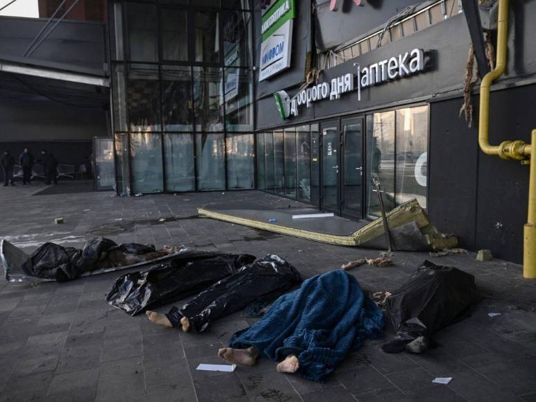 Las imágenes que dejó el ataque ruso a un centro comercial en Kiev