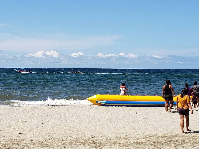 Sol y arena: así despiden hondureños el Feriado Morazánico en playas de Tela