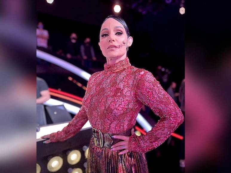 Excéntricos, espectaculares y únicos: los looks de Lolita Cortés en La Academia