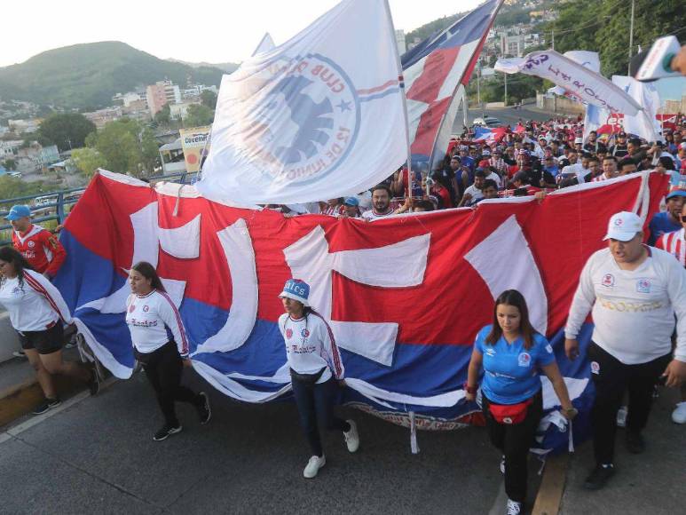 ¡Llegó el bicampeón! La impresionante entrada de la Ultra Fiel para el debut de Olimpia ante Real España