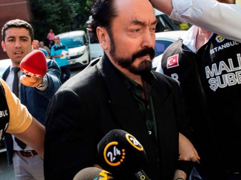 ¿Quién es Adnan Oktar, el telepredicador que ocultaba una red de explotación sexual?