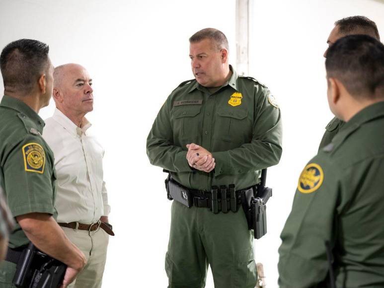 Presidenta Xiomara Castro visitó los centros de detención en Texas para evaluar situación de menores migrantes hondureños