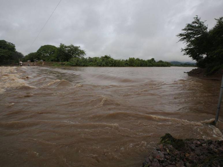 Enfermos cruzan en balsas: dramática situación por inundaciones en el sur de Honduras