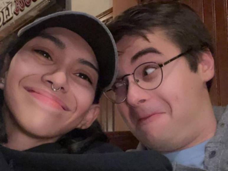 Una relación con estrictos acuerdos: así es el noviazgo de Daniel con Carmen, siamesa que comparte pelvis con su hermana