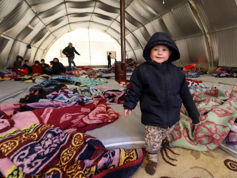 En una carrera contrarreloj, socorristas buscan sobrevivientes tras sismos en Turquía y Siria